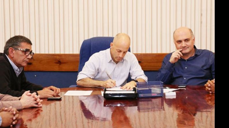 Ducoté firmó con los gremios un compromiso de que no habrá despidos..