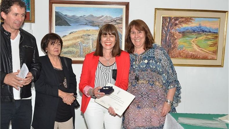 Elizabeth Marinelli, una de las premiadas, junto a Nené Pirsch..
