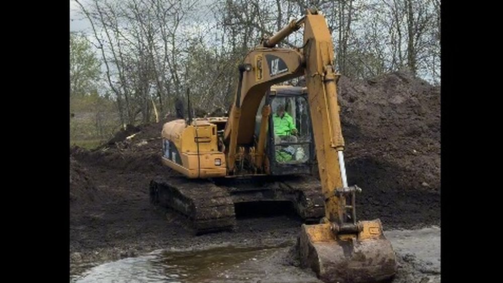 Las máquinas del Municipio trabajando en el arroyo Carabassa.