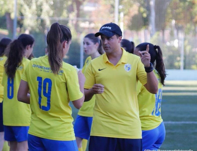 TÉCNICO. Micale da indicaciones a sus dirigidas que buscan llegar al playoff.