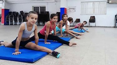GIMNASIA. Las chicas posan en una de las rutinas durante el entrenamiento..