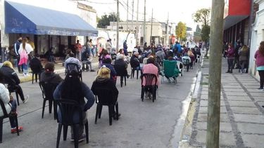 INÉDITO. La fila para comprar cigarrillos al por mayor..