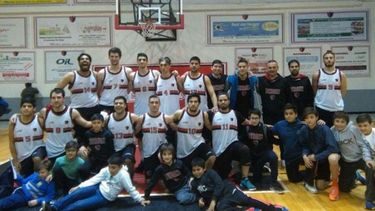 FESTEJO EN EL SUR. El plantel celebra tras el triunfo en Berisso..