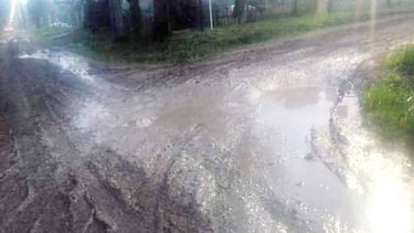 Los vecinos de la calle Anchorena estamos olvidados, no nos destapan las zanjas hace 4 o 5 años, no pasa una máquina a arreglar la calle, no tenemos cloacas, no tenemos agua corriente, no tenemos gas natural. Ya no sabemos a quién acudir, nos cansamos de reclamar en la Municipalidad. Emanuel Arredondo..