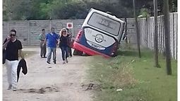 ZANJA. Las callecitas de De Vicenzo fueron poco para el colectivo. .