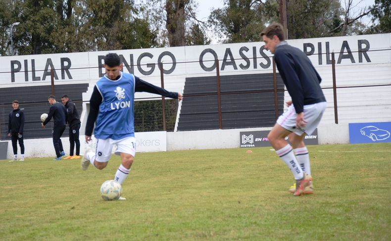 PELOTA. Lucas Chambi busca picarla ante Ariel Otermín.