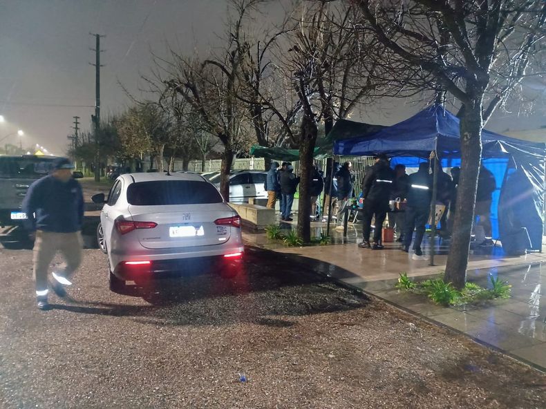 ACAMPE. Trabajadores de ILVA aguardan novedades en la puerta de la empresa de la planta ubicada en el Parque Industrial.