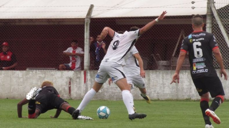 ENRREDADO. Arias no puede con el anticipo de Carlos Aguirre y Fassione..