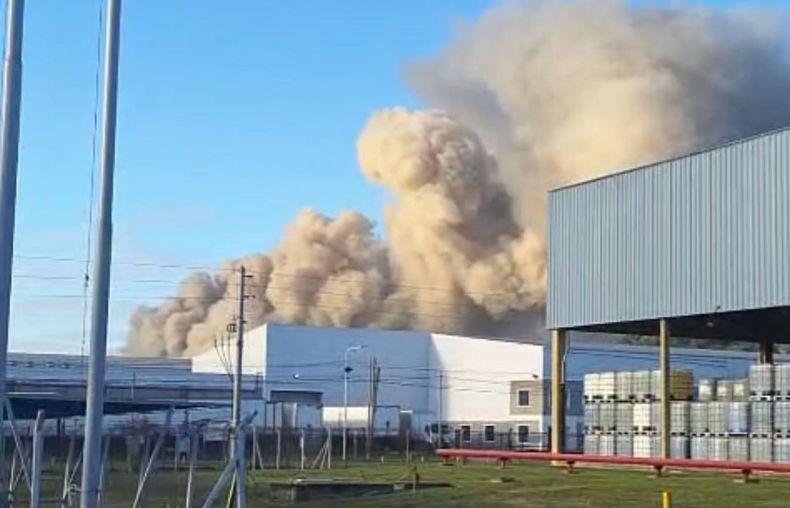 HUMO. El fuego se inició en un depósito de la empresa UNE SRL, ubicada en la calle 10 del Parque Industrial.