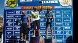 BIEN ARRIBA. García festeja en el podio tras ganar en la divisional 35-39 años..