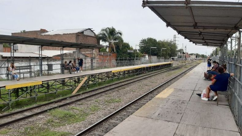 Los andenes provisorios están desde 2018. Foto @pilaradiario..