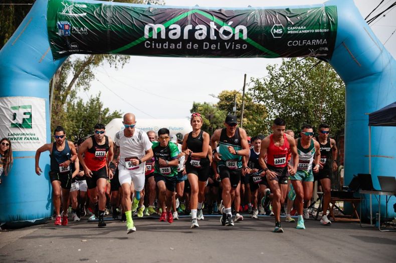 LARGARON. Los atletas dan los primeros pasos en el inicio del Maratón Del Viso.
