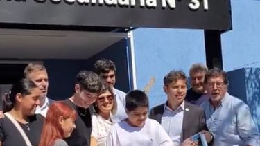 BAJO EL SOL. El gobernador participó del corte de cinta del nuevo establecimiento. .