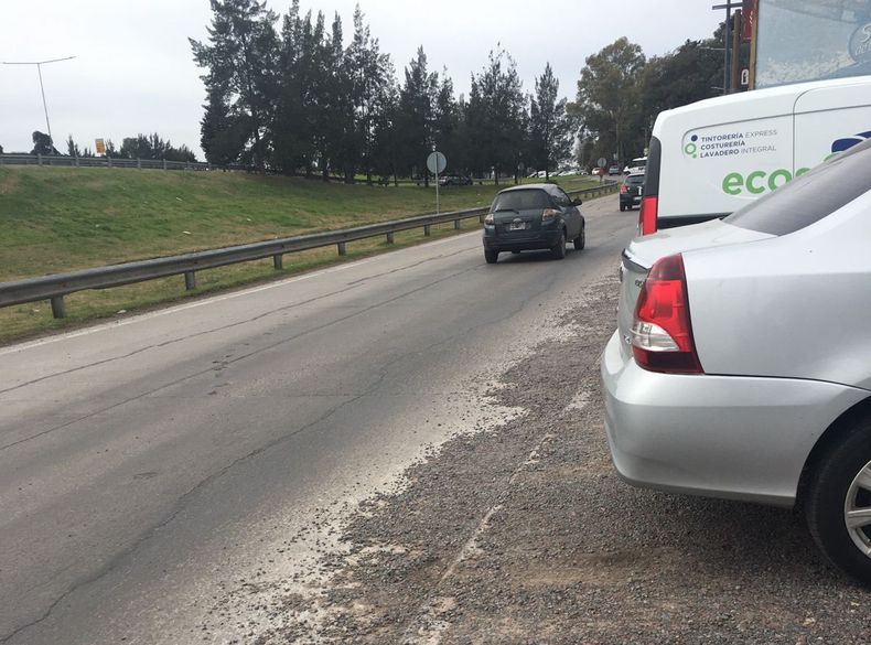 Caso mil de los señores que se creen dueños de la vereda. Bar y lavadero de Colectora, frente al edificio Concord. Nosotros, los peatones, arriesgamos la vida bajando a la calle para poder llegar a la parada de colectivos. Marcela.