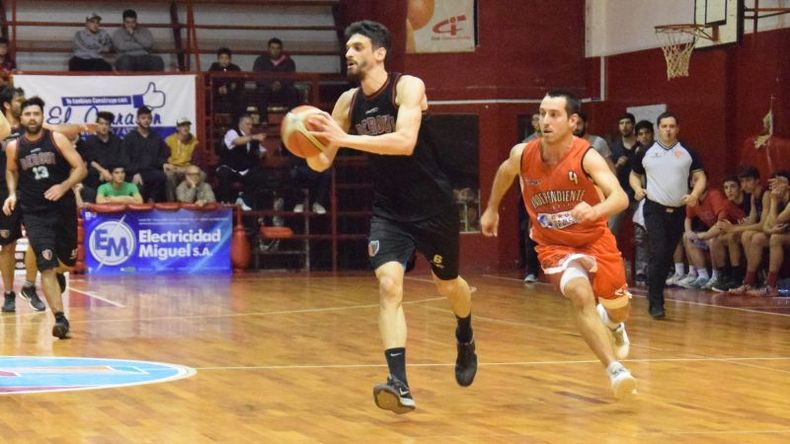 Ignacio Baquero anotó 26 puntos para Derqui. Foto: Esteban Ascaso..