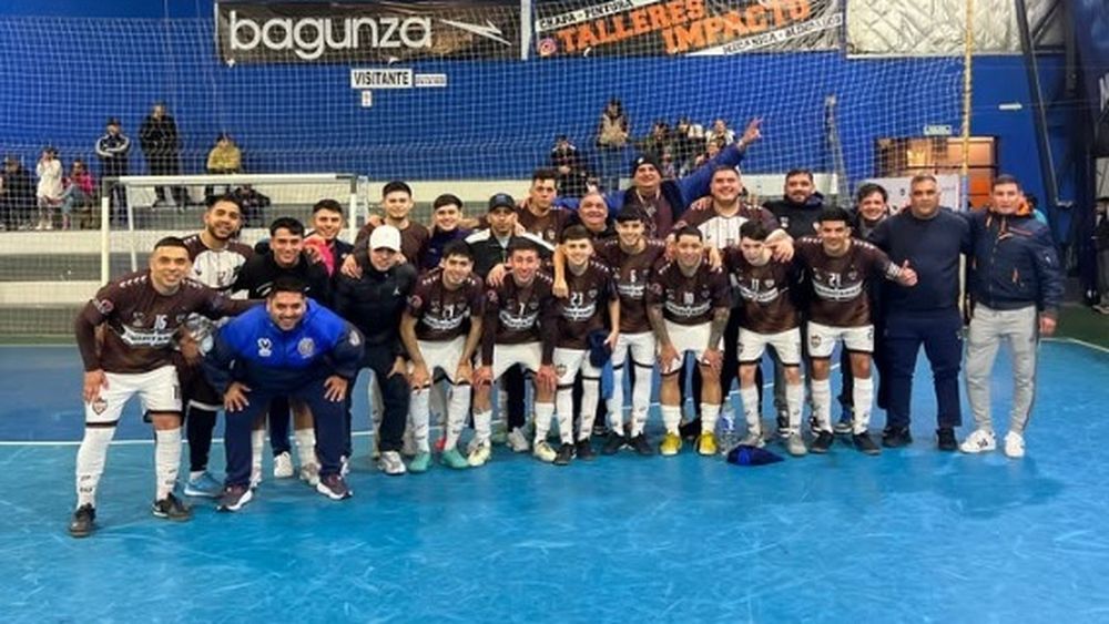 PLANTEL. Todo Metalúrgico festeja la clasificación en la Copa Argentina.