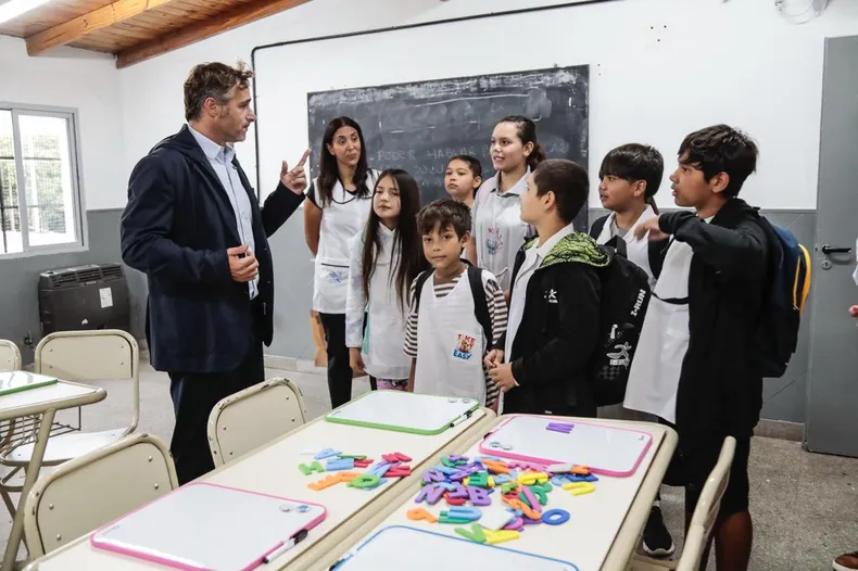 SAQUEN UNA HOJA Federico Achval con un grupo de alumnos de la Primaria N32