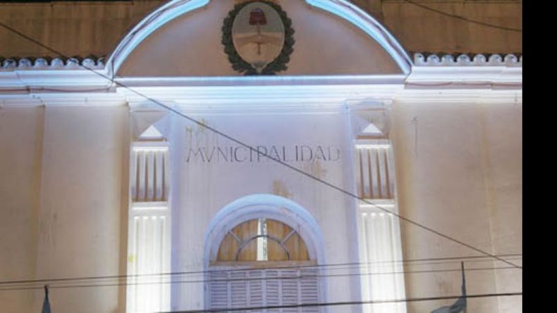 Tras la marcha, manifestantes arrojaron huevos contra el frente del Municipio. Desde el gobierno acusan al Movimiento Evita..
