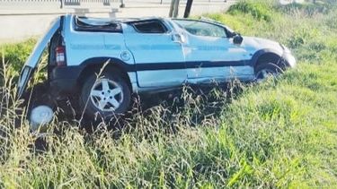 El vehículo embestido por un conductor que se dio a la fuga, terminó volcando en una zanja.&nbsp;