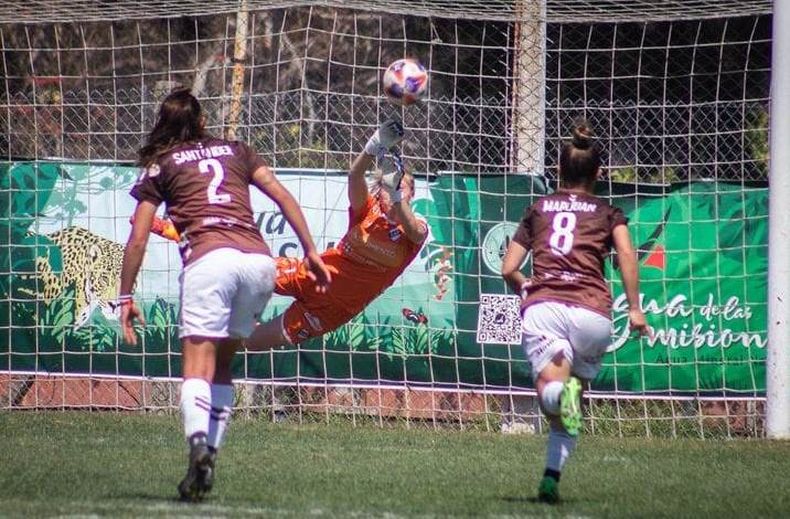 ATAJADA. Joaquina vuela para tapar el penal ante UAI Urquiza, en el cierre del primer tiempo.&nbsp;