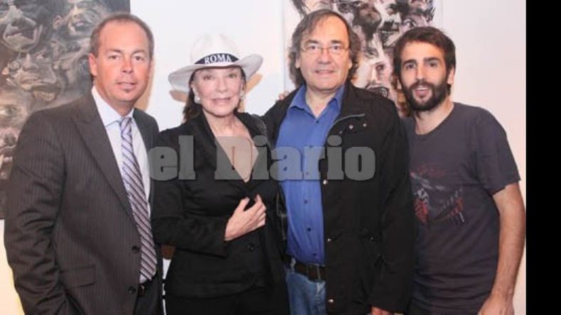 El gerente de la sucursal Pilar del HSBC, Diego Rosso, Graciela Borges, Eliseo Subiela y su hijo..
