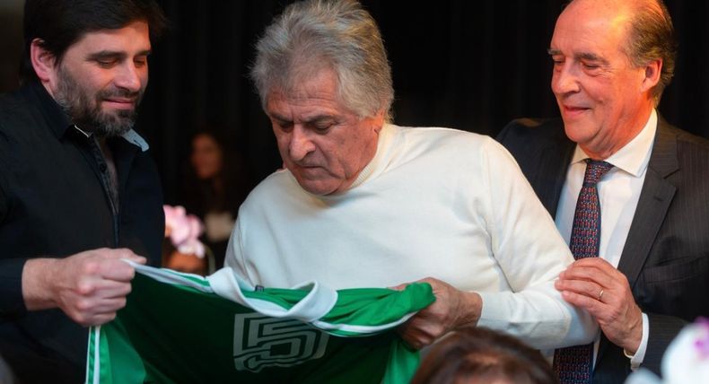 PATO FILLOL. El arquero firma su histórico buzo del 78, que luego fue subastado.