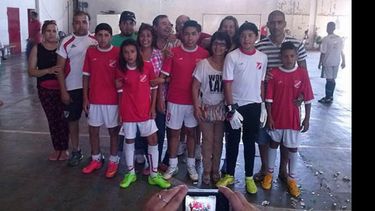 En familia. El último partido en la Avenida, la 2001 posó con sus hinchas más fieles..