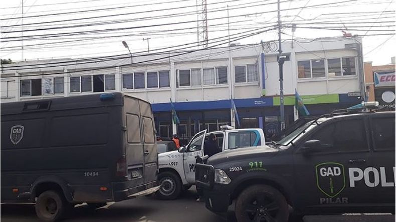 CALLES RODEADAS. La policía cercó rápidamente la manzana de la comisaría del centro. .