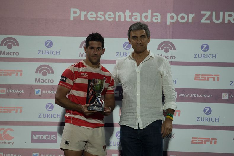 Joaquín Díaz Luzzi recibió el premio al mejor jugador de la final.