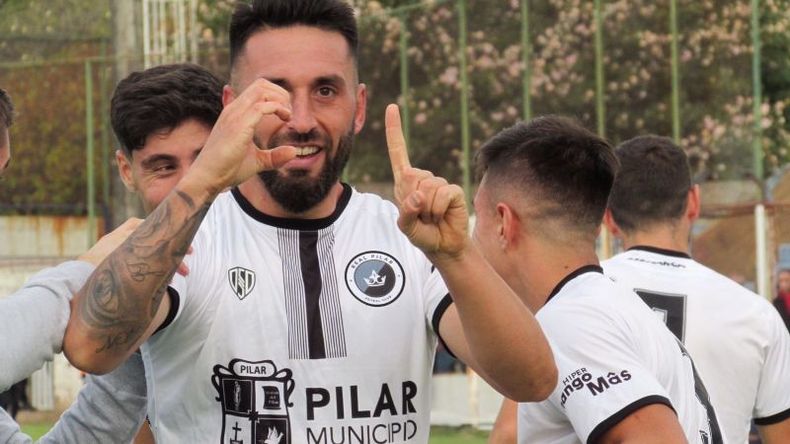 Tabone festeja su gol en Rosario; es el goleador de Real con 3 tantos.Foto: Prensa Real Pilar..