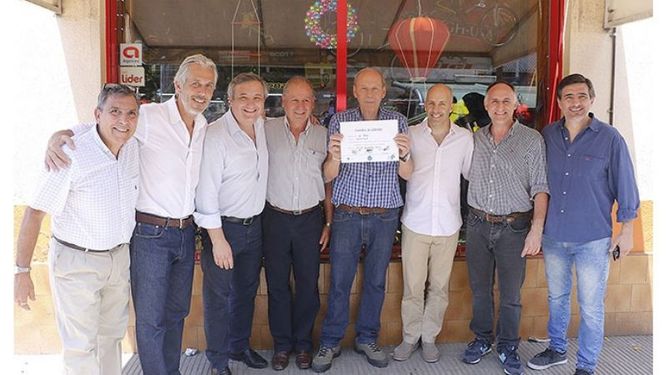 SOBRE RUEDAS. Enzo Gaiga, de Bici Shop, recibe su premio..