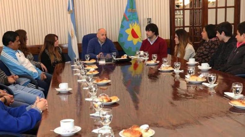 A LA MESA. Los invitados son reconocidos en sus actividades..