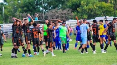 GRAN TRIUNFO. Los jugadores de Zelaya festejan la victoria en casa que lo deja cerca de la clasificación.