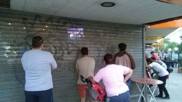 Con clientes adentro, la pizzería bajó sus persianas para que la gente no pueda ver el partido desde la vereda. Foto de Diego Schejtman. .
