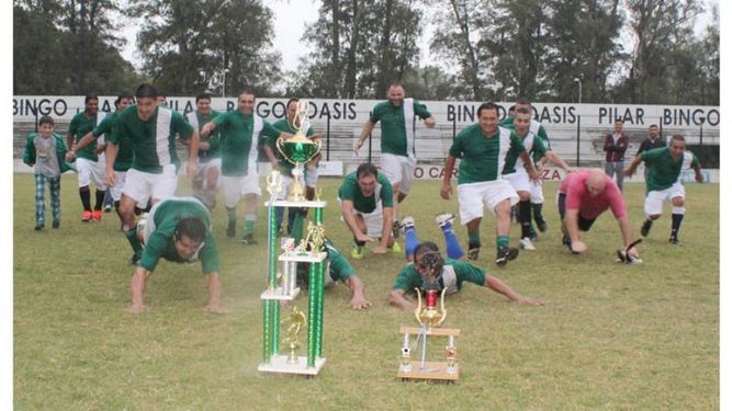 CUATRO. Los Verdes festeja con la copa su extensión en el reinado..