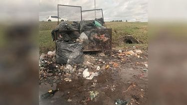 Hay necesidad de permitir esto? Puente La Lomada. Todos los días prenden fuego la basura, no pueden permitir semejante cosa. Aye Rojas / @ayelenrrojas..