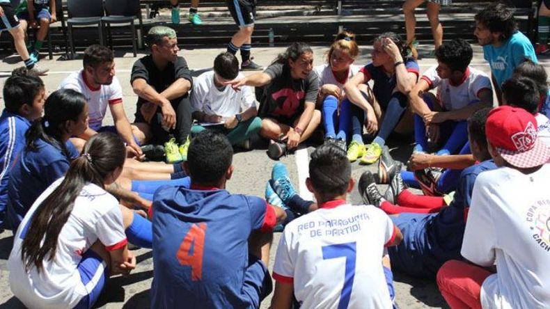 RUEDA. Ambos equipos se ponen de acuerdo sobre las reglas..