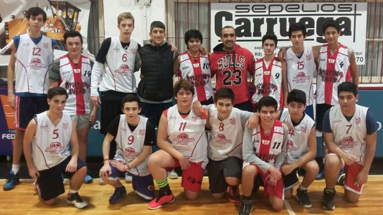 JONY EN EL RANCHO. Los chicos de la cantera de Atlético recibieron una enorme sorpresa en la semana de entrenamientos en el gimnasio de la calle Ituzaingó. La máxima figura surgida de esa misma cancha, Jonatan Treise, pasó a visitarlos.El jugador de la Liga Nacional, que viene de dos temporadas en Boca Juniors, posó con los chicos y entrenadores para guardar entre los recuerdos..