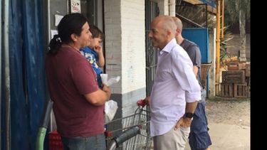 CONTACTO. Ducoté quiere a sus funcionarios en la calle. Él mismo, ayer, recorrió Fátima..