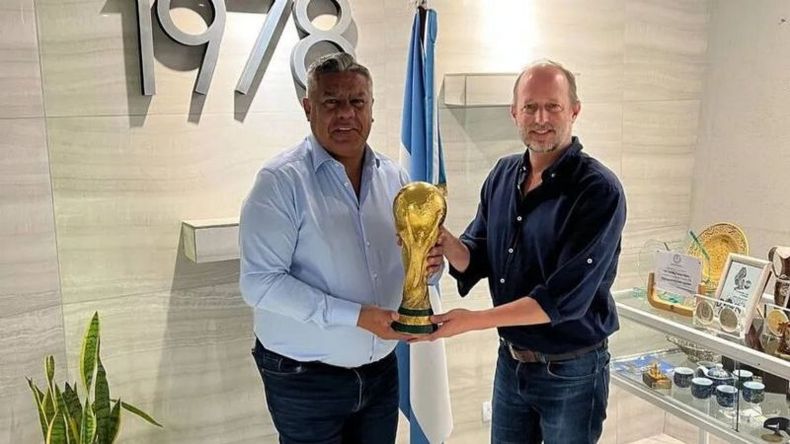 CON LA COPA. Chiqui Tapia recibió a Martín Insaurralde. .
