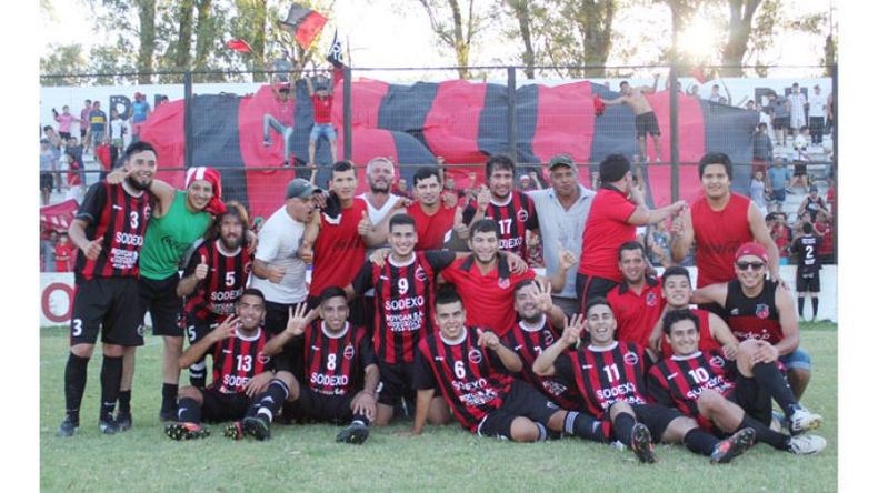 FIESTA TOTAL. Los jugadores e hinchas de Villa Rosa festejan la clasificación al Federal C..