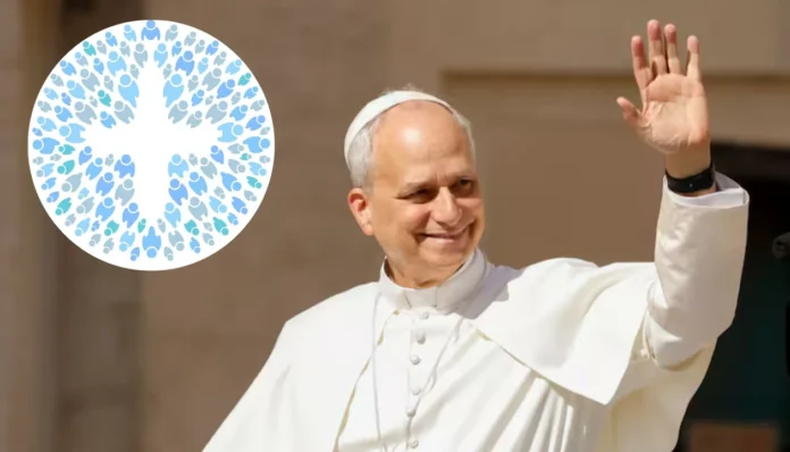 León XIV junto al logo de su viaje a la Argentina. (primerplanoonline.com).