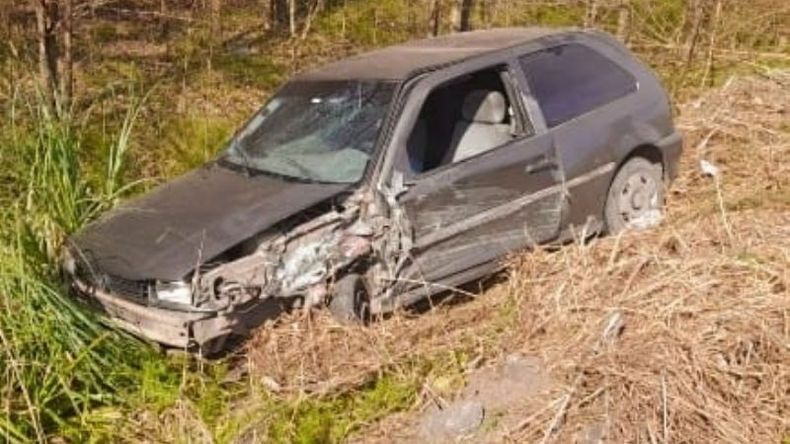 El automóvil terminó impactando contra un zanjón. Foto @juancaimpacto .