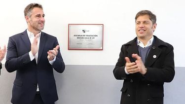 ACHÁVAL Y KICILLOF. Días atrás inauguraron la primera de once escuelas en Pilar..
