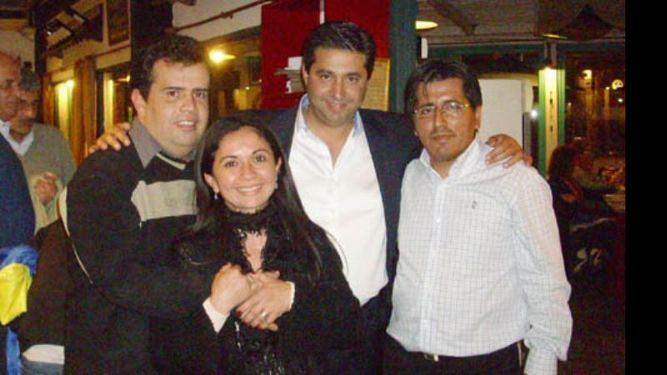 Integrantes de la peña junto a Angelici..