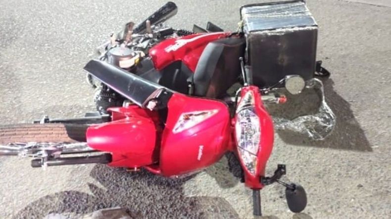 SOBRE EL ASFALTO. La moto en la que se desplazaba el herido. @juancaimpacto. .