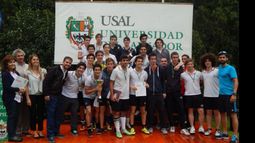 CAMPEÓN. Todo Colombo posa, con las autoridades del torneo, y la Copa USAL..