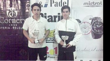 Cichini y Escalante con los trofeos tras consagrarse en Cuarta..