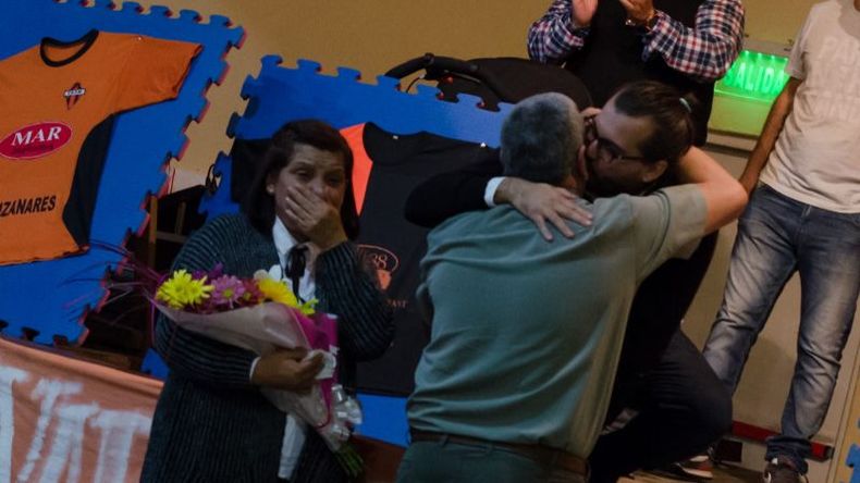 Familiares de Claudio Viano recibiendo el homenaje del club. Foto Mercedes Báez..