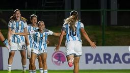 Annika Paz lo rita y llega el abrazo de Argentina en la goleada sobre Paraguay.